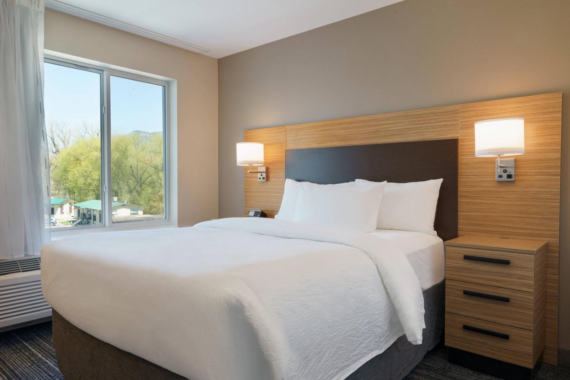 Towneplace Suites By Marriott Logan Bagian luar foto